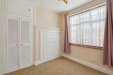 5 bedroom house in London - Photo 2