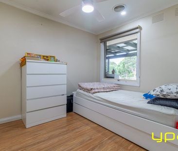 Family-Friendly Home in Prime Rowville Location - Photo 2