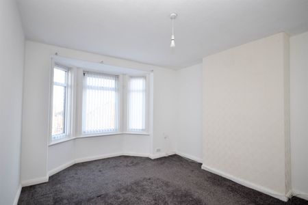 3 bed flat to rent in Dean Road, South Shields, NE33 - Photo 2