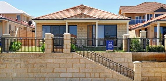 Spacious 4-Bedroom Family Home in Prime Coastal Location - Photo 2