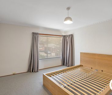 Stylish 1 Bedroom unit within mins of the CBD + off street parking - Photo 2