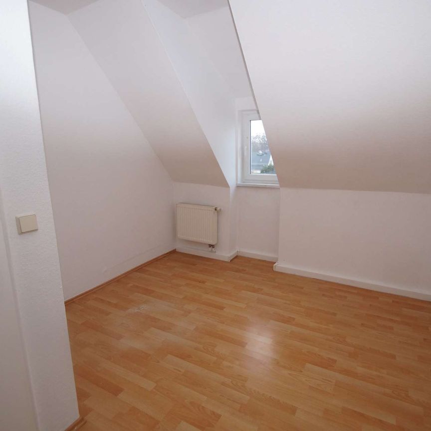 3-Zimmer-Wohnung im Dachgeschoß mit separater Küche und Dusche, renoviert, ab sofort - Photo 1