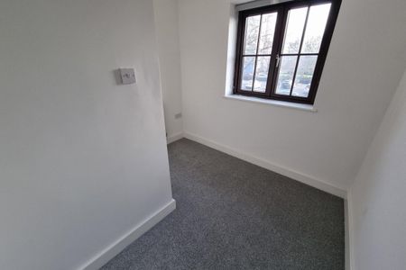 High Street - Photo 2