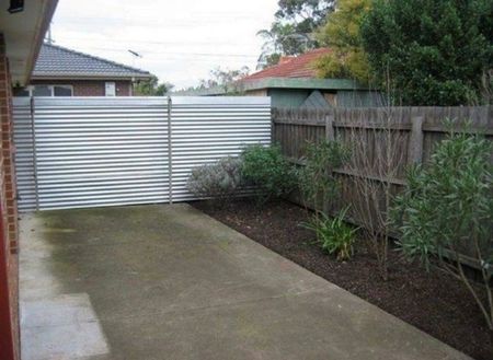 33B Fawkner Crescent, Keilor East VIC 3033 - Photo 2