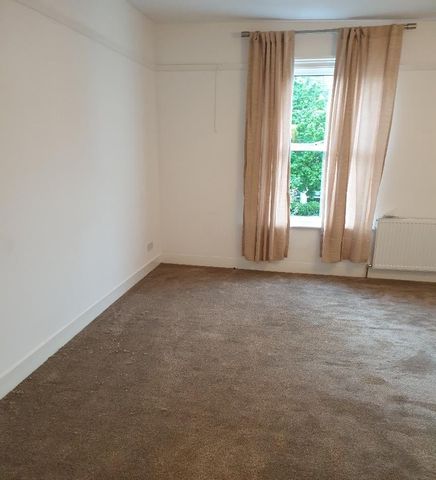 2 Bed Flat, Wilton Road, SW19 - Photo 3