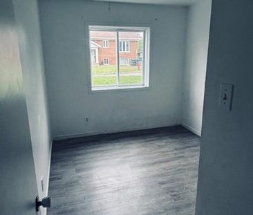 Libre fin juillet 4 1/2 bas d'immeuble chauffer-éclairer - Photo 4