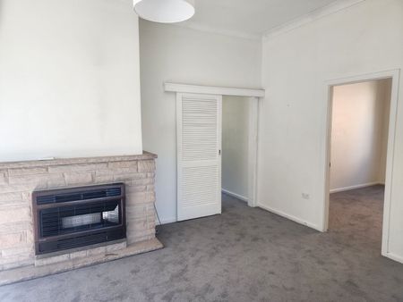 Charming Family Home in Lithgow - Photo 2