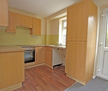 2 bedroom Semi-detached house to rent - Photo 5