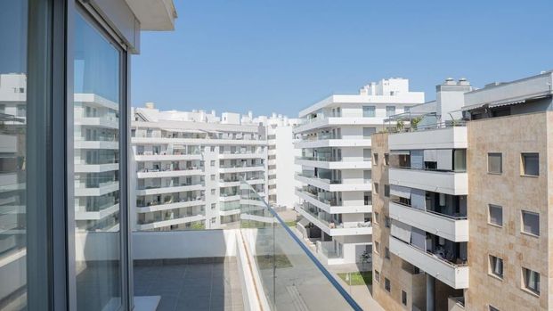 3 bedroom luxury Flat for rent in Nueva Andalucia, Spain - Photo 1