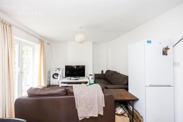 6 bedroom semi-detached house to rent - Photo 1