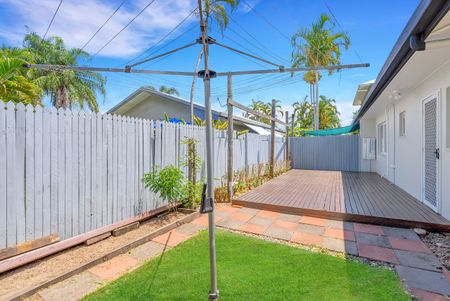 SPACIOUS 2 BEDROOM UNIT WITH PRIVATE YARD - Photo 4