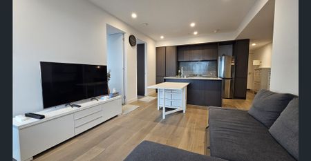 WINDOWS IN EACH BEDROOM, FURNISHED, FLEXIBLE TERM - Photo 2