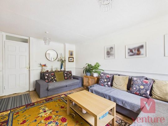 4 bedroom end of terrace house to rent - Photo 1