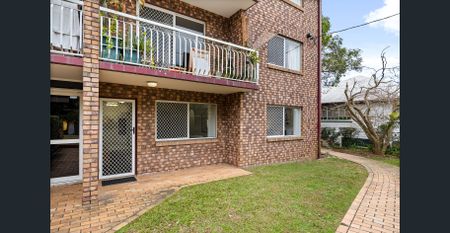 Charming Ground-Floor Retreat in a Premier Wooloowin Pocket - Photo 2