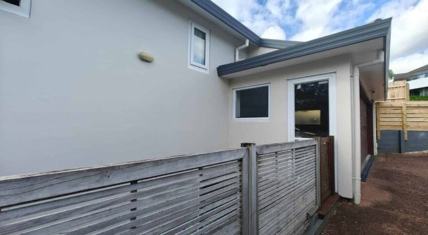 4 Bedrooms Spacious Home in the Heart of Unsworth Heights! - Photo 1