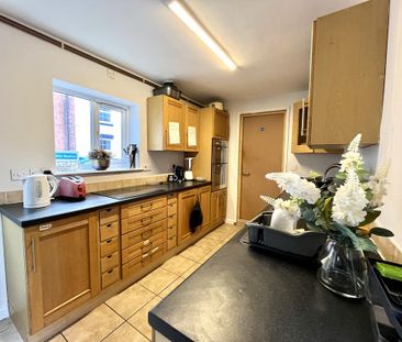 1 bedroom in a house share to rent - Photo 4