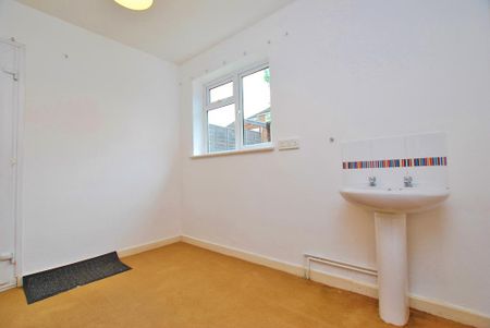 6 bedroom semi-detached house to rent - Photo 3