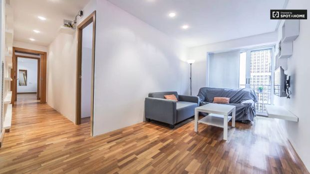 Double bed in Room in a shared 6-bedroom apartment for rent in Els Orriols for students - Photo 1