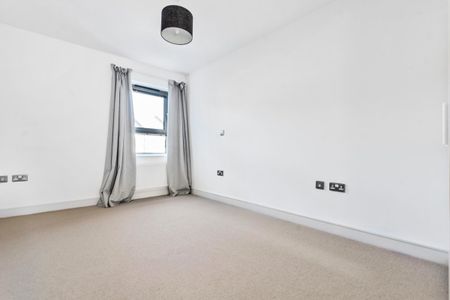 Battersea Park Road, London, SW11 - Photo 2