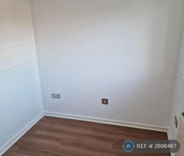 4 bedroom semi-detached house to rent - Photo 2