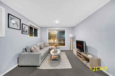 CONTEMPORARY FAMILY HOME IN A PRIME LOCATION! - Photo 2