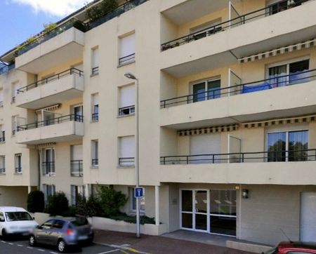 T2 avec cave et parking en sous-sol – Résidence proche Gare des Charentes - Photo 4