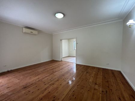 Spacious 4-bedroom home, freshly renovated and almost brand new! Moving in Now!!! - Photo 4