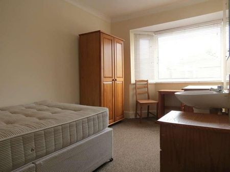 Bedroom Detached House In Winton, BH9 - Photo 3