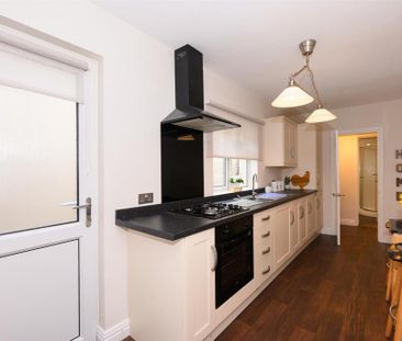 2 bedroom end of terrace house to rent - Photo 3