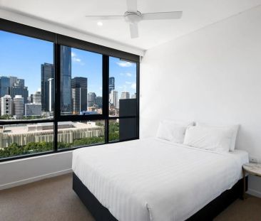 Modern Apartment with City Views in Prime South Brisbane Location - Photo 4