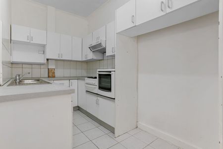 "Short Term Lease Only Until April 1, 2026" - Ground Floor One Bedroom Garden Apartment + Large Sunroom only Metres to Bondi Beach! - Photo 4