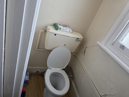 1 bedroom in a flat share to rent - Photo 5