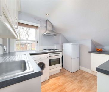 An ideal two bedroom top floor flat, ideally located on Allfarthing... - Photo 5