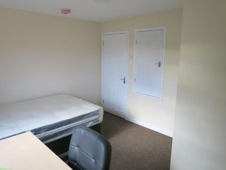 5 bedroom terraced house to rent - Photo 3