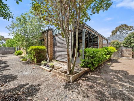 Spectacular Brookfield Family Home with Side Access to park your Caravan or Boat - Photo 5