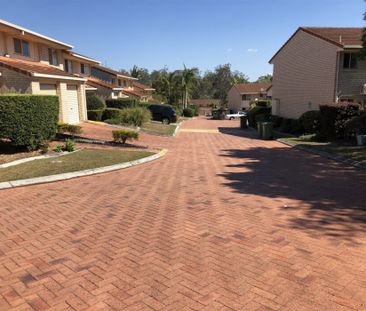 Air conditioned & Renovated 3 Bedrooms Townhouse - Photo 3