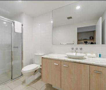 Stylish 1-Bedroom Apartment in Prime Varsity Lakes Location! - Photo 1