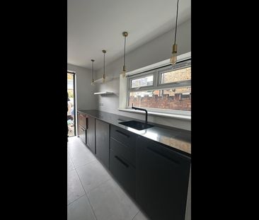 2 Bed Terraced House, Wall End Road, E6 - Photo 6