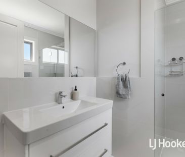 Stunning 3 Bedroom Home - Great Location! - Photo 6