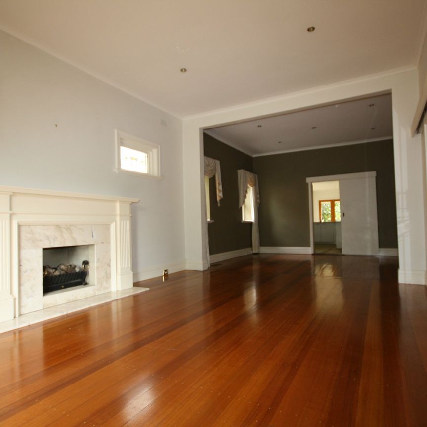 WALKING DISTANCE TO CHADSTONE SHOPPING CENTRE - Photo 1