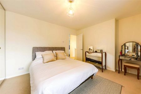 4 bedroom House in Starmead Drive, Wokingham - Photo 4