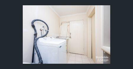 CONVENIENTLY LOCATED 3 BEDROOM HOUSE - Photo 4