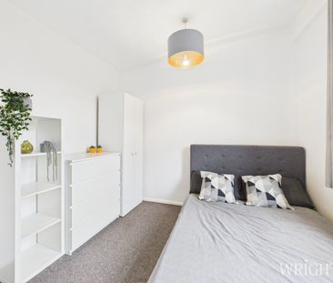 4 bedroom Mid Terraced House - Bishops Rise, Hatfield - Photo 2