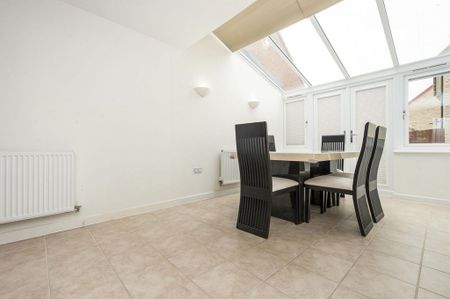 4 bedroom detached house to rent - Photo 3