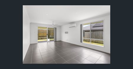 Air Conditioned 3 Bedroom Family Home with SOLAR!! - Photo 2