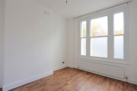 Price £2,000 pcm - Available Now - Part Furnished - Photo 3