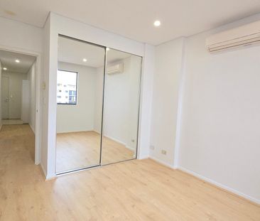 Super Convenient… Spacious Apartment with Study - Photo 4