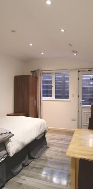 1 bedroom in a flat share to rent - Photo 1