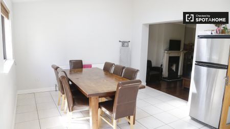 Bright room in 5-bedroom apartment in Ballymun, Dublin - Photo 4