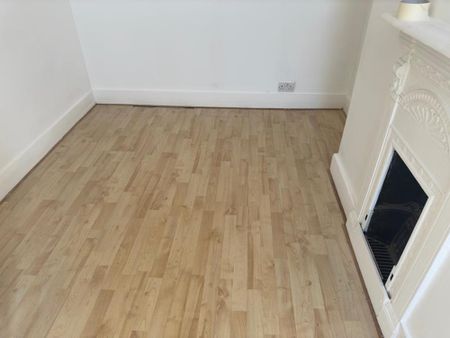 Available 3 Bed House - terraced - Photo 2